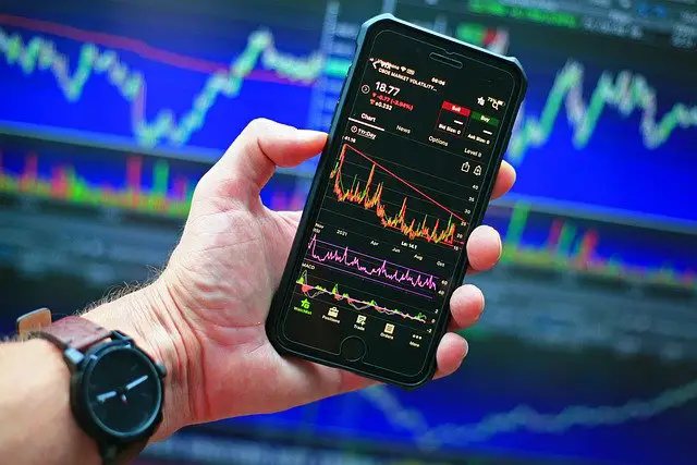 5 Reasons Why You Should Never Use Phone Apps To Trade